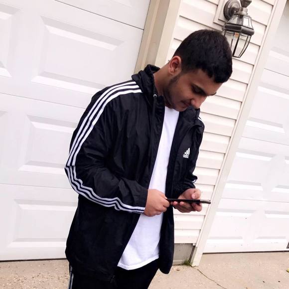 Profile Picture of Yigit Arklan (@yigitarklan) on Poshmark