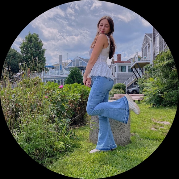 Profile Picture of Mariana R (@marianarod) on Poshmark