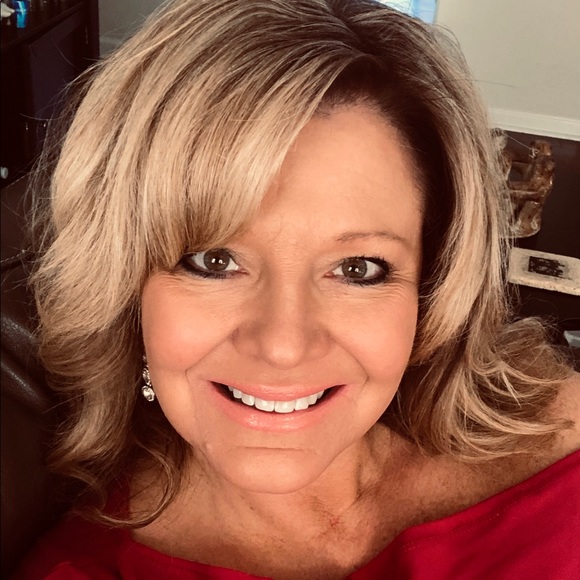 Profile Picture of April Samples (@april_samples) on Poshmark