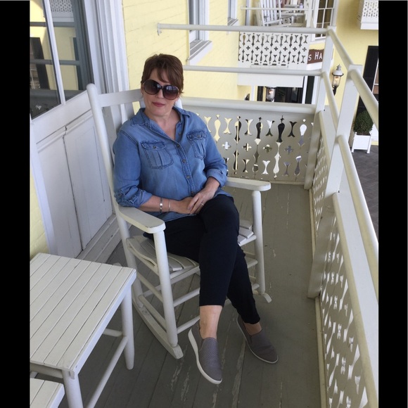 Profile Picture of Allison Donato (@createdecorate) on Poshmark