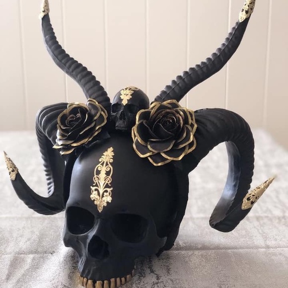 Profile Picture of Danielle Bressler (@ally420139) on Poshmark