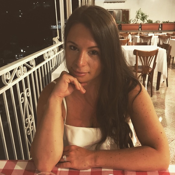 Profile Picture of Laura Epstein (@lnesci) on Poshmark
