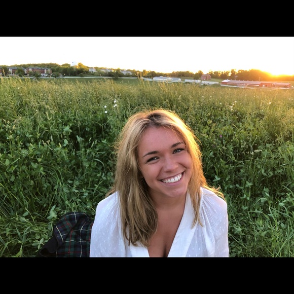 Profile Picture of Christina Helin (@christinahelin) on Poshmark