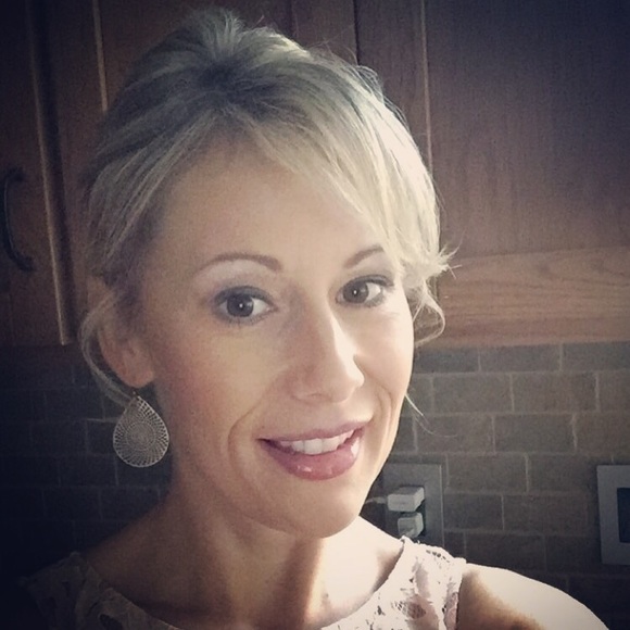 Profile Picture of Nikki Locklear (@nikkilocklear) on Poshmark