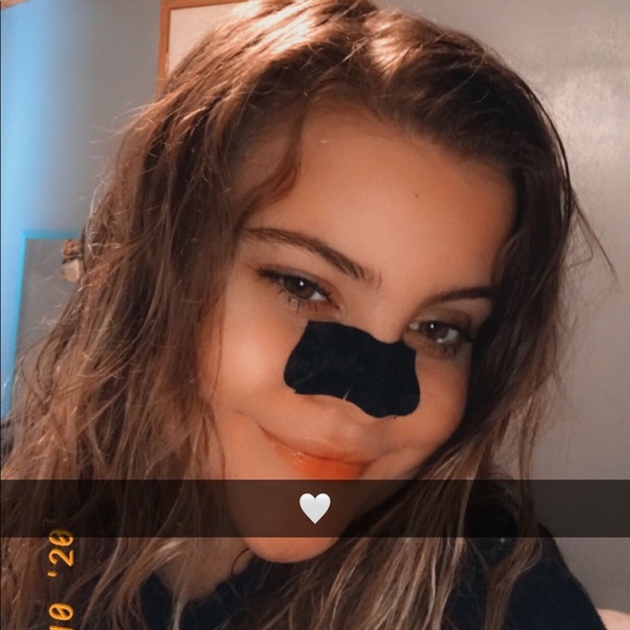 Profile Picture of Elizabeth Tuttle (@elizabethm21616) on Poshmark