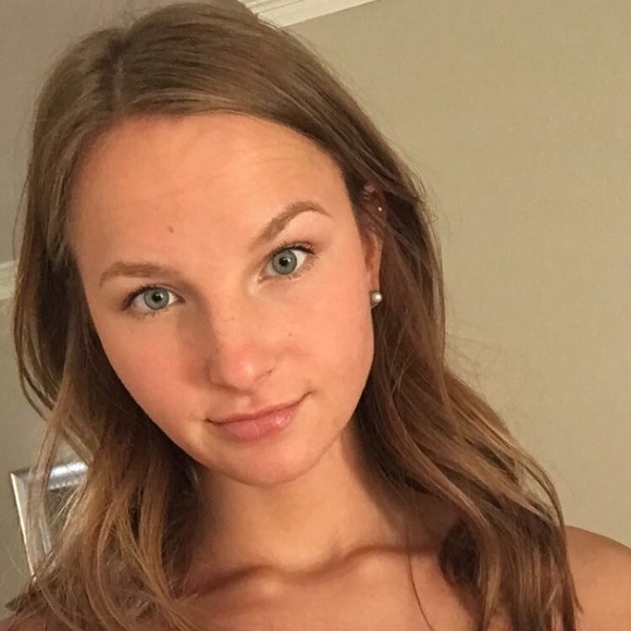 Profile Picture of Hannah Schneider (@hrschneider) on Poshmark