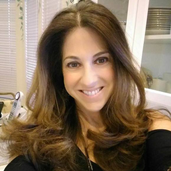 Profile Picture of Jamie Zaroff (@jamiezaroff) on Poshmark