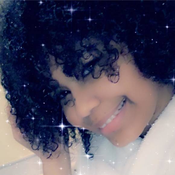 Profile Picture of Larissa Fernandes (@larissaarwen) on Poshmark