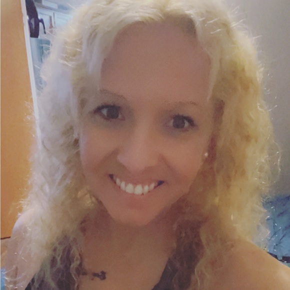 Profile Picture of Carrie Campbell (@carriemae5821) on Poshmark