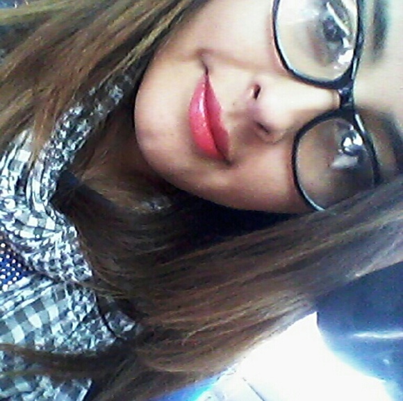 Profile Picture of Olivia Alonso (@ollii) on Poshmark