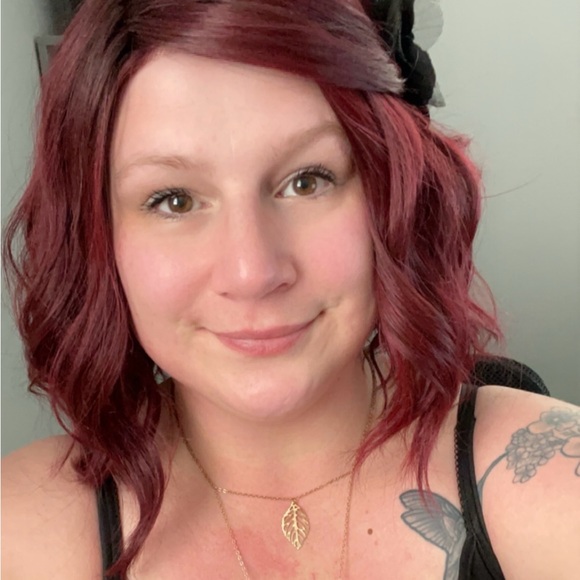 Profile Picture of Breanna Rush (@brelynn12) on Poshmark