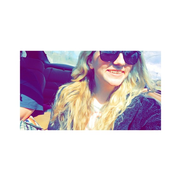 Profile Picture of Kaylee Hutton (@k_m234) on Poshmark