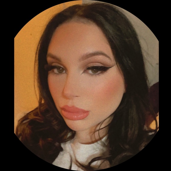 Profile Picture of Alex Guglielmi (@alexxxguglielmi) on Poshmark