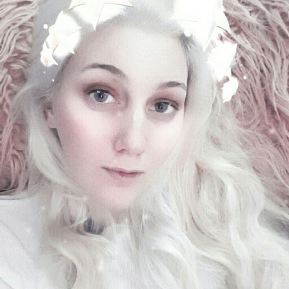 Profile Picture of Elsa Anderssen (@palemarionette) on Poshmark