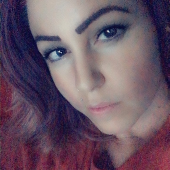 Profile Picture of Crystal Drew (@crystaldrew07) on Poshmark