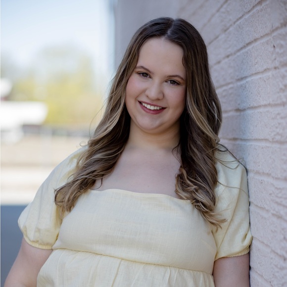 Profile Picture of Ella Greninger (@ellajg) on Poshmark