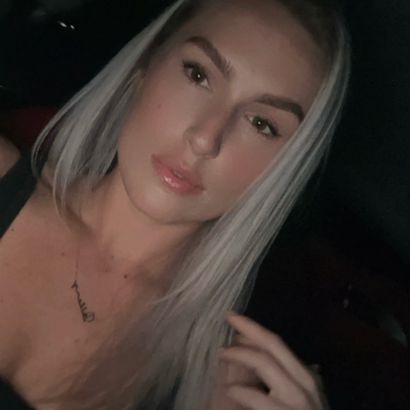 Profile Picture of Channing Greist (@chvnnnn) on Poshmark