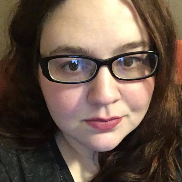 Profile Picture of Amanda Oppermann (@seewhoiam1) on Poshmark
