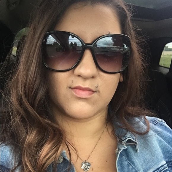 Profile Picture of Karen Varcoe (@karenskloset321) on Poshmark