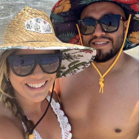 Profile Picture of Danielle Aguinaga (@dvaguinaga) on Poshmark