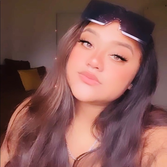 Profile Picture of Mia Ahquin (@miaahquin) on Poshmark