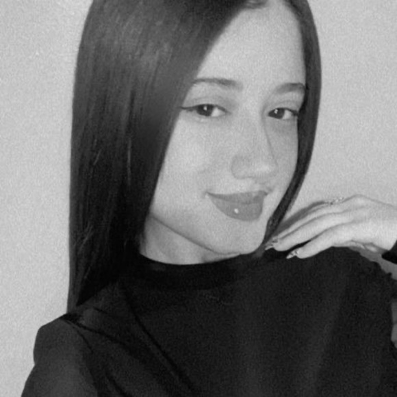 Profile Picture of Samantha Samii (@liamleyzandris) on Poshmark