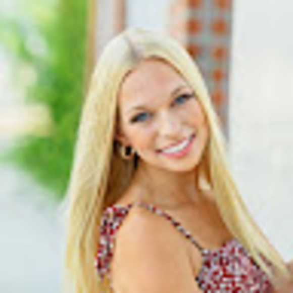 Profile Picture of Allison Day (@01agd) on Poshmark