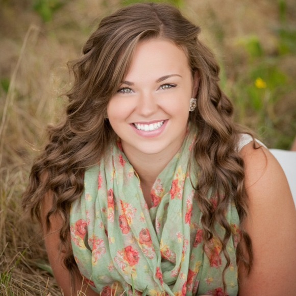 Profile Picture of Alyonna Kniestedt (@alyonnaxoxo) on Poshmark