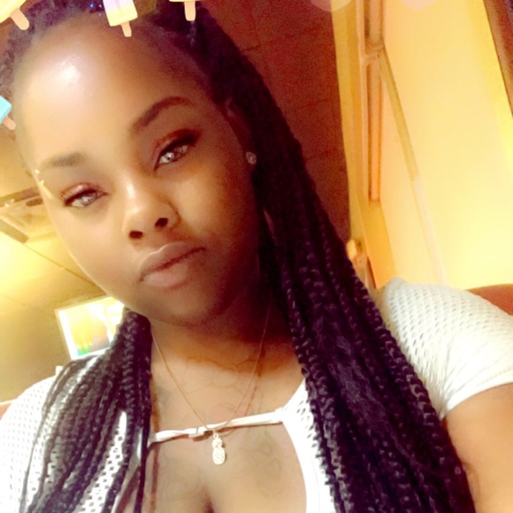 Profile Picture of Raquel Lucas (@rockiejuggz) on Poshmark