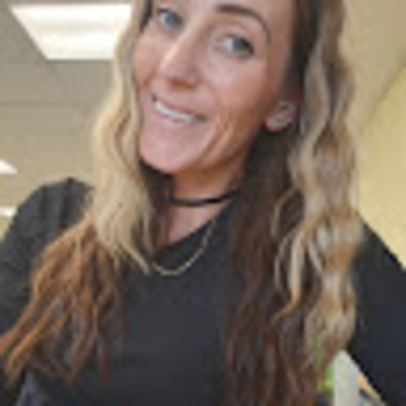 Profile Picture of Steph Arbogast (@steph_arbogast) on Poshmark