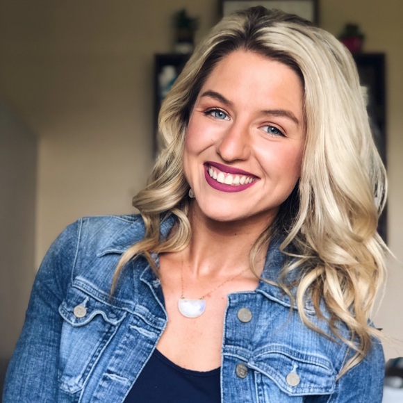 Profile Picture of Elizabeth Chritton (@lilchritter) on Poshmark