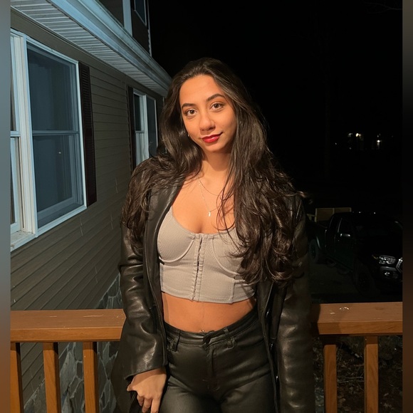 Profile Picture of Marianna Parpas (@mariannaparpas) on Poshmark