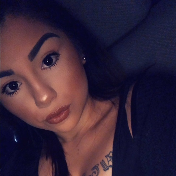 Profile Picture of Val Gonzalez (@gnzlzval) on Poshmark