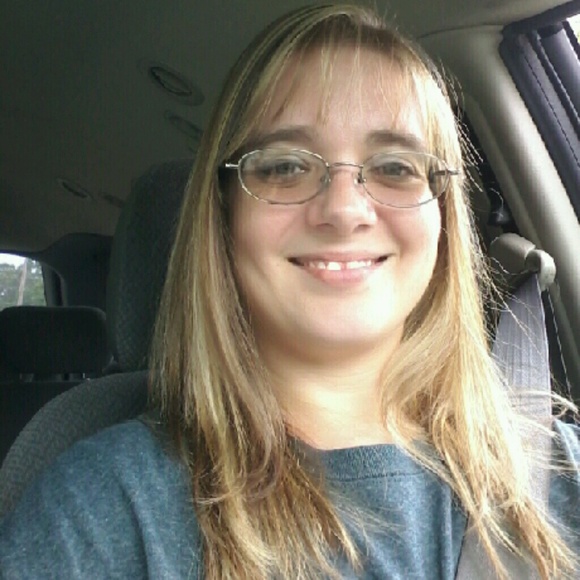 Profile Picture of Janna Klippert (@gadgetgirl90) on Poshmark