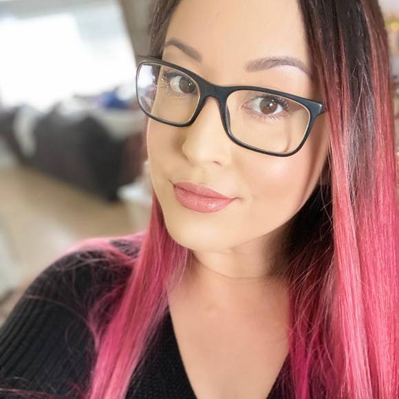 Alexa Allowe - Poshmark Profile Picture of Alexa Allowe (@aeall) on Poshmark