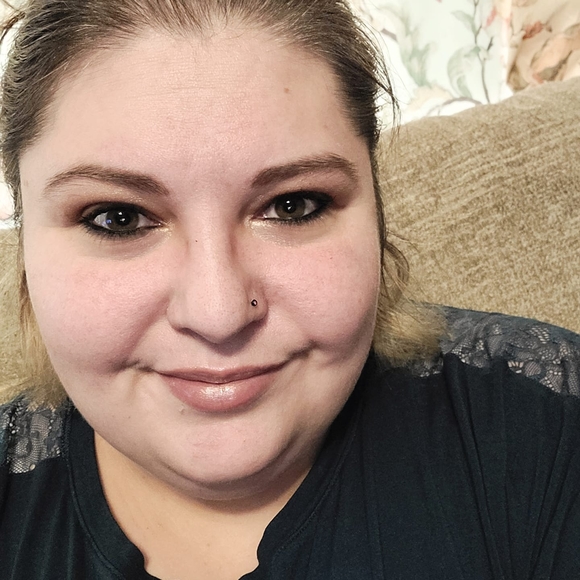 Profile Picture of Abigail Fairgrieve (@abigaillouise85) on Poshmark