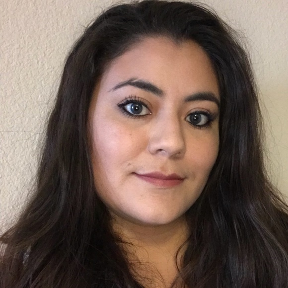 Profile Picture of Andrea Cordova (@amcordova) on Poshmark