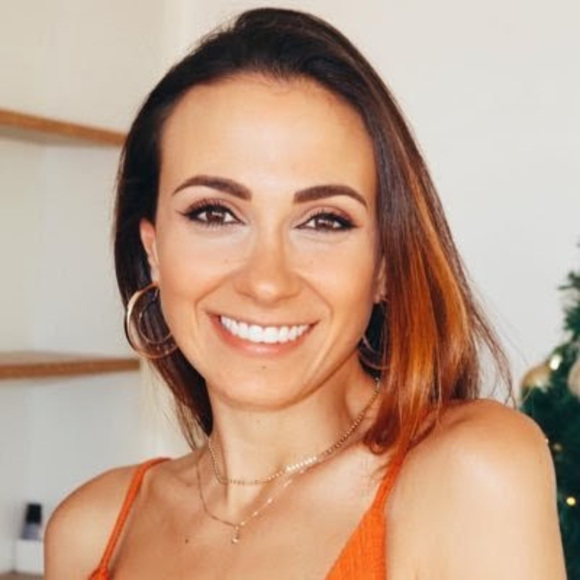 Profile Picture of Julia Schafer (@julialschafer) on Poshmark