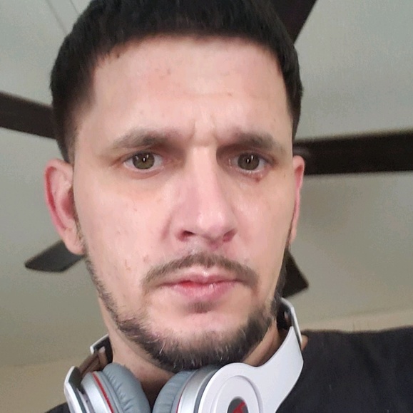 Profile Picture of Joe Schofield (@joey21380) on Poshmark