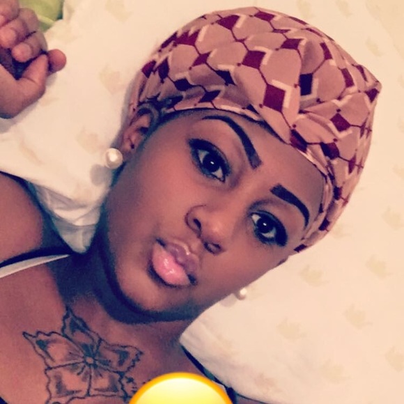 Yineekah Leeks - Poshmark Profile Picture of Yineekah Leeks (@yineekah12) on Poshmark