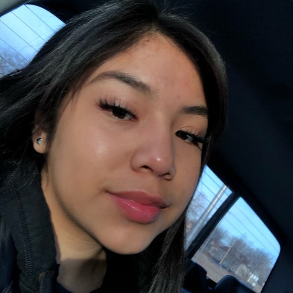 Profile Picture of Minely Andres (@minelya02) on Poshmark