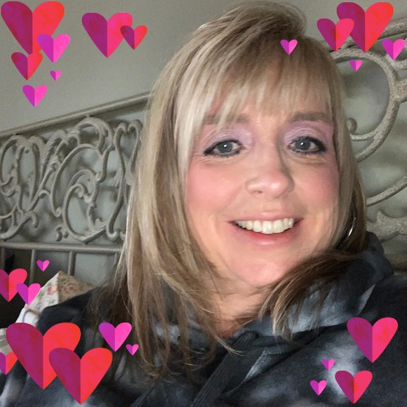 Profile Picture of Jennifer Rudolph (@rudolphjen) on Poshmark