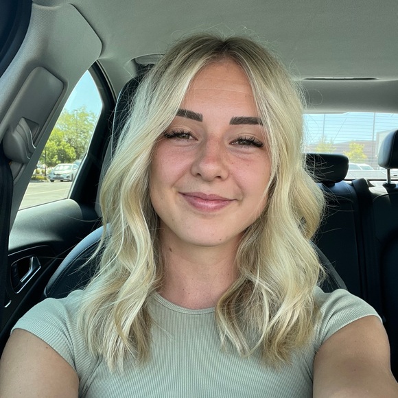 Profile Picture of Deone Stoop (@deone_stoop) on Poshmark