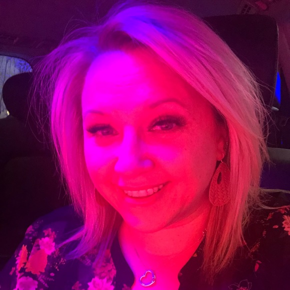 Profile Picture of Amanda Craven (@tappinchuck) on Poshmark