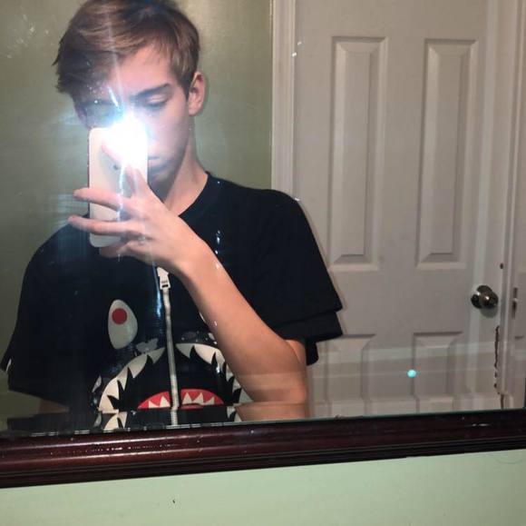 Profile Picture of Jonathan Schaming (@johnny4405) on Poshmark