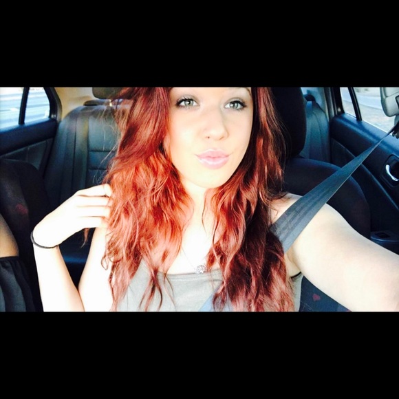 Profile Picture of Alexis Wallen (@ale2221324) on Poshmark