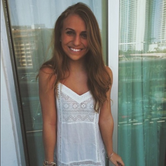 Profile Picture of Julia Voutour (@julesvoutour) on Poshmark