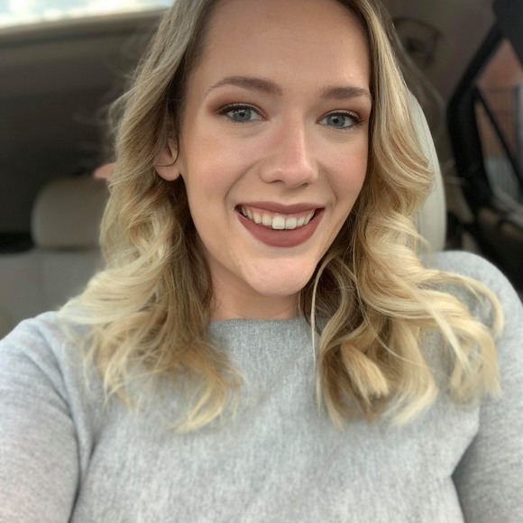 Profile Picture of Amber Hendricks (@amberhendricks2) on Poshmark