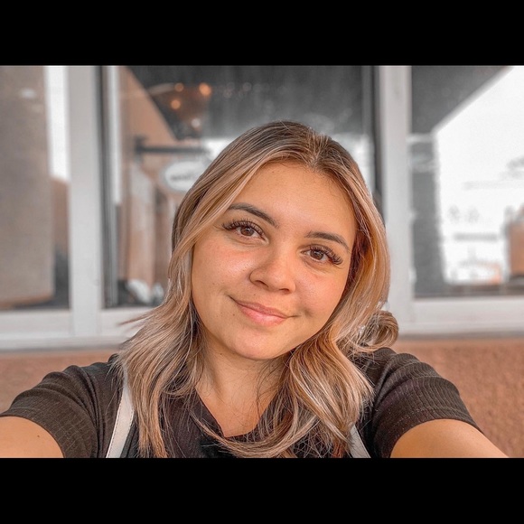 Profile Picture of Mia Hussey-kozlowski (@miahusseyk) on Poshmark