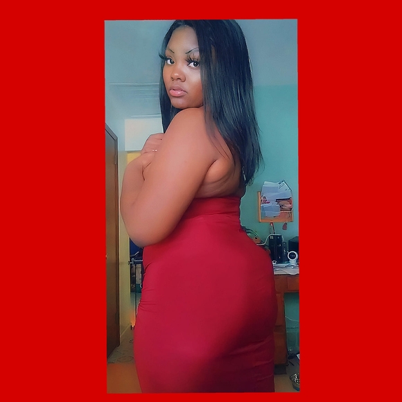 Profile Picture of Alyssa Devries (@alyssajeane12) on Poshmark